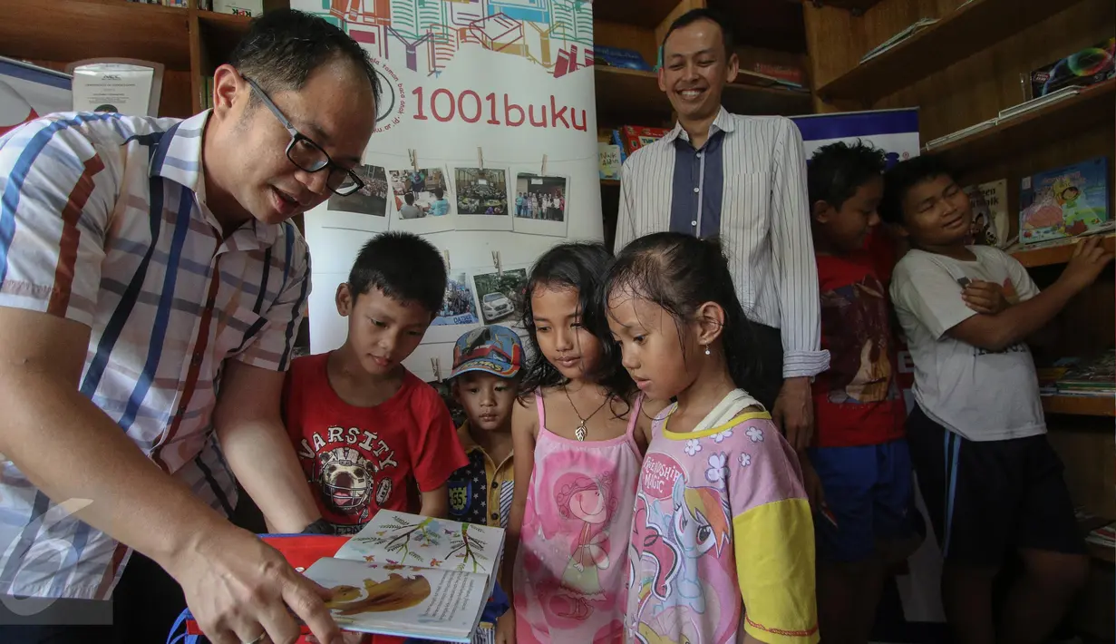 Direktur Pelaksana TIKI Rocky Nagoya memberikan buku kepada anak-anak di Yayasan 1001 Buku, Jakarta, Senin (8/5). Memperingati Hari Pendidikan Nasional pada 2 Mei, TIKI mendonasikan dana untuk Yayasan 1001 Buku. (Liputan6.com/Faizal Fanani)