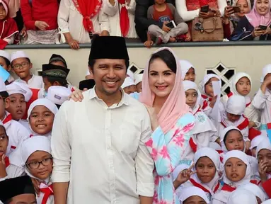 Arumi Bachsin dikenal dengan gaya busananya yang sederhana. Kerudung simple selalu menjadi andalan ibu dua anak ini. (Liputan6.com/IG/@emildardak)