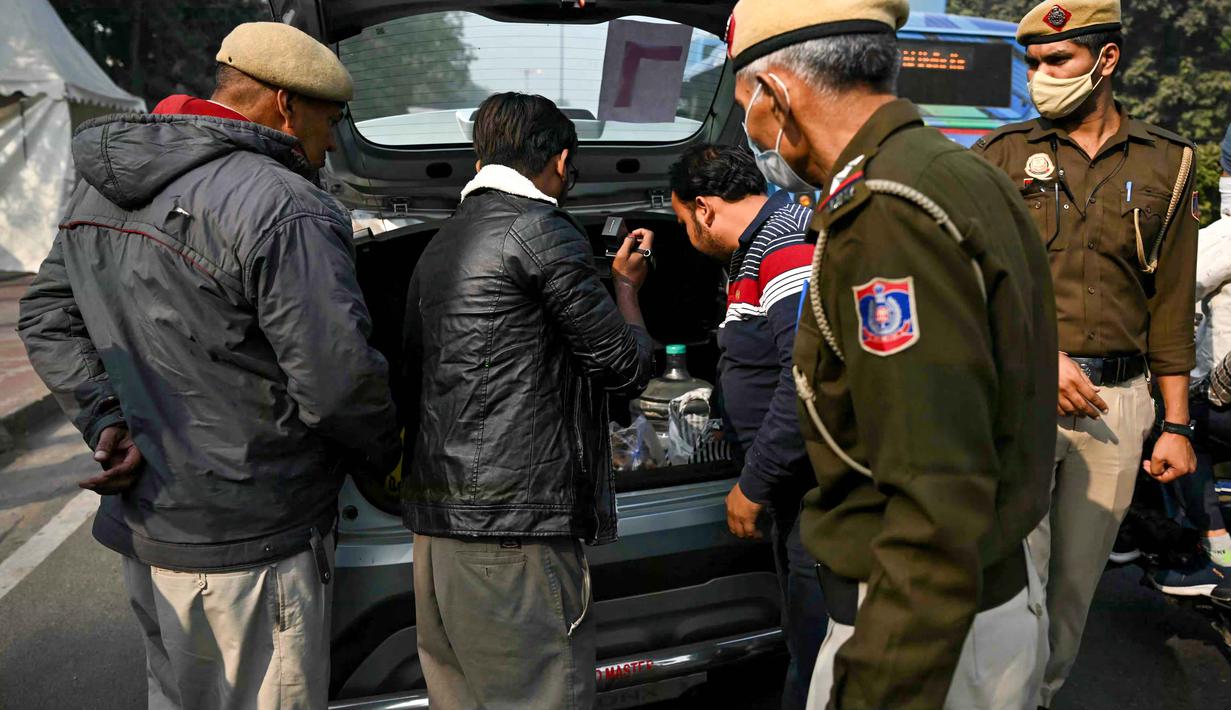 Setidaknya 13 orang dikabarkan tewas, sementara 20 lainnya terluka dalam ledakan mobil yang terjadi pada Senin (10/11/2025) malam waktu setempat di dekat Red Fort atau Benteng Merah di New Delhi, India. Tampak dalam foto, petugas kepolisian memeriksa sebuah mobil selama pemeriksaan acak kendaraan di kawasan kota tua Delhi pada 11 November 2025. (Arun SANKAR / AFP)