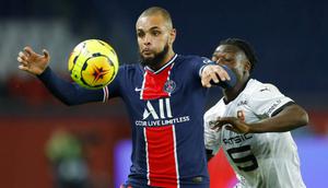 Pemain Paris Saint-Germain (PSG), Layvin Kurzawa, berebut bola dengan pemain Renners, Sehrou Guirassy, pada laga Liga Prancis di Stadion Parc des Princes, Sabtu (7/11/2020). PSG menang dengan skor 3-0. (AP/Christophe Ena)