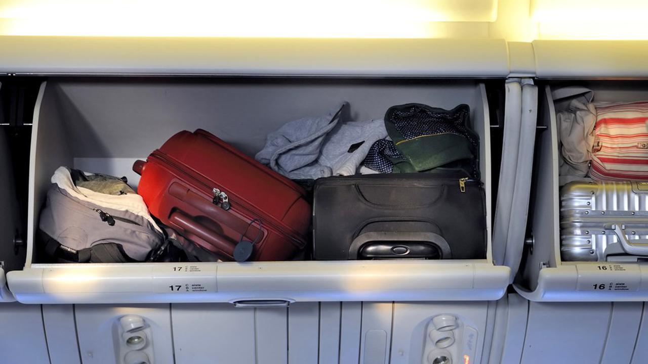 Koper di dalam kabin pesawat