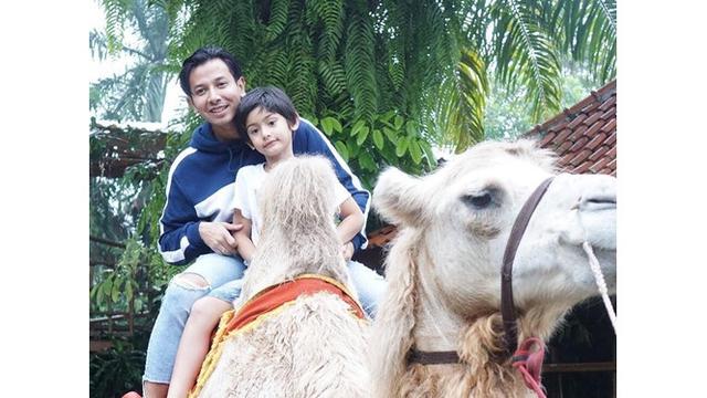 7 Potret Keakraban Sonny Septian dan King Faaz Arafiq, Kompak Banget