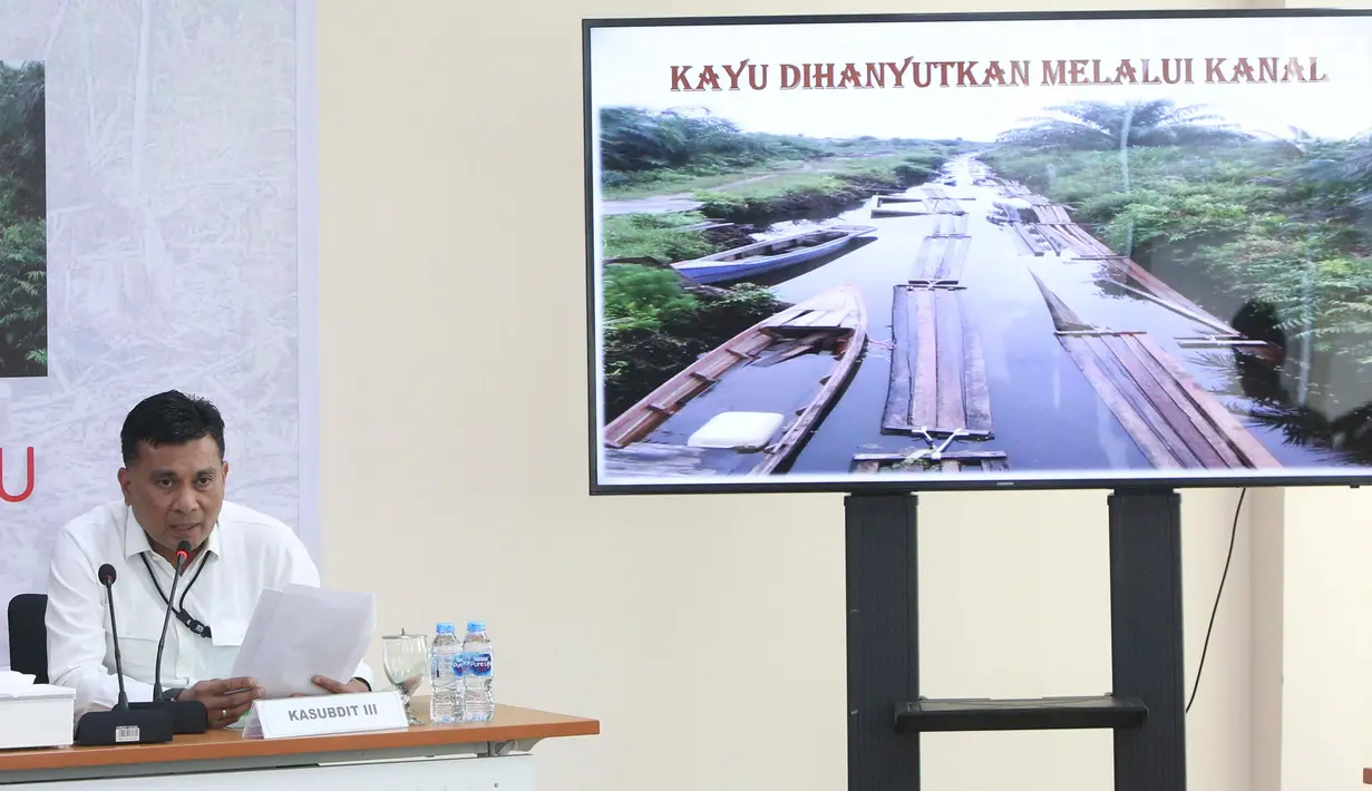 Kasubdit III Tipidter Kombes Pol Irsan memberikan keterangan saat rilis kasus tindak pidana illegal loging di Bareskrim Polri, Jakarta, Selasa (6/8/2019). Polisi menangkap dalang pembalakan liar hutan Jambi dan Sumatera Selatan berinisial M. (Liputan6.com/Immanuel Antonius)