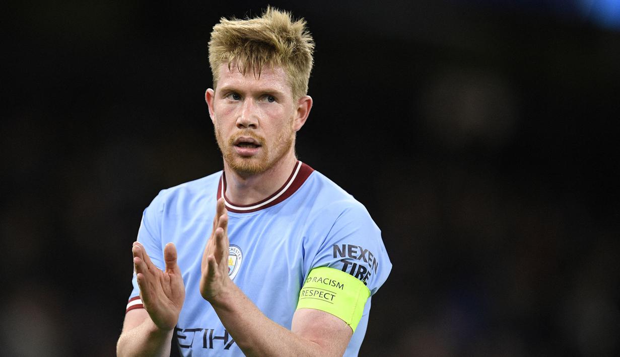 Pemain Manchester City, Kevin De Bruyne memberikan tepuk tangan setelah laga Grup G Liga Champions 2022/2023 melawan Sevilla di Etihad Stadium, Manchester, 2 November 2022. De Bruyne bermain untuk Manchester City sejak tahun 2015 setelah diboyong dari Wolfsburg. Ia tercatat sebagai pemain Liga Inggris dengan gaji termahal saat ini, yaitu 425 ribu pounds per pekan. (AFP/Oli Scarff)