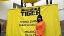 Momo Twice mengenakan dress panjang oranye dengan membawa hand bag dan sepatu hitam di fashion show Onitsuka Tiger. @momo