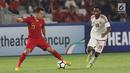 Pemain Timnas Indonesia U-19, Egy Maulana Vikri (kiri) berebut bola dengan pemain UEA U-19 pada penyisihan Grup A Piala AFC U-19 2018 di Stadion GBK, Jakarta, Rabu (24/10). Babak pertama, Indonesia unggul 1-0. (Liputan6.com/Helmi Fithriansyah)