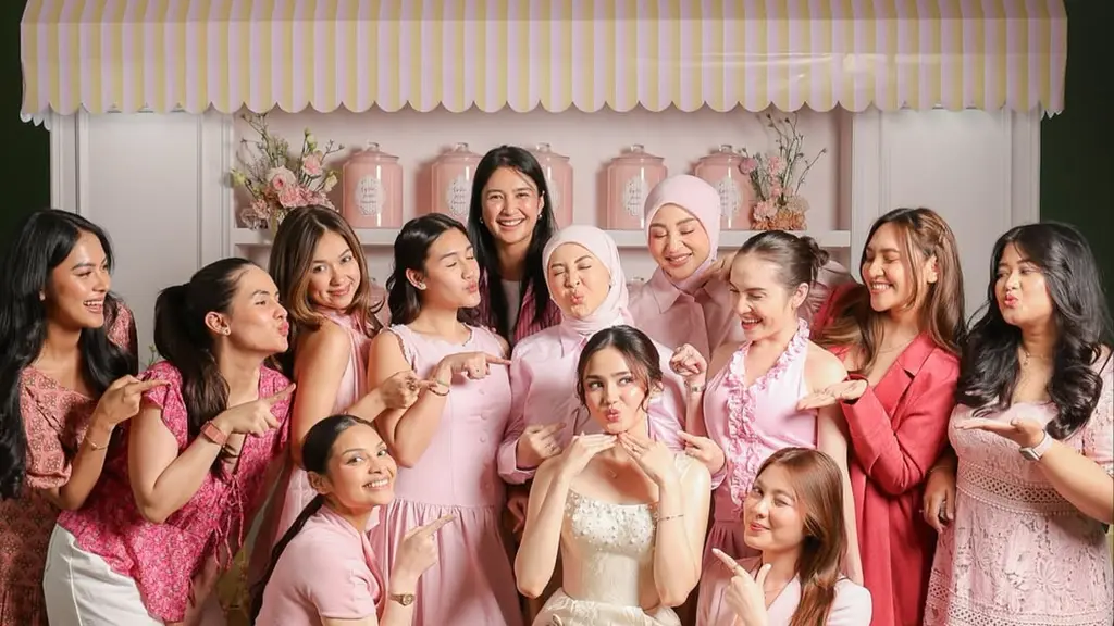 Pilihan warna ini bukan tanpa alasan, selain mengikuti tema acara, juga menjadi simbol keseragaman mereka sebagai calon bridesmaid. [@rollpotraits].