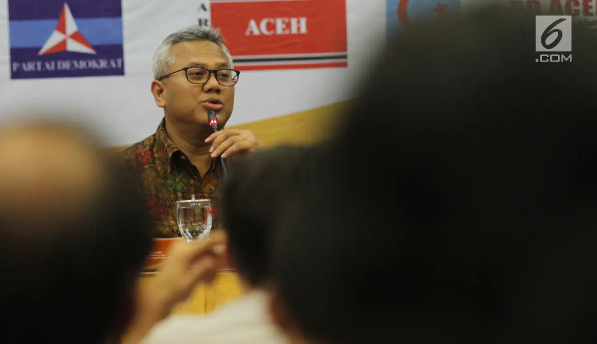 Ketua KPU Arief Budiman memberi penjelasan saat sosialisasi Sistem Informasi Pencalonan (Silon) di kantor KPU, Jakarta, Senin (7/5). Sosialisasi ini diikuti oleh seluruh partai peserta Pemilu 2019. (Liputan6.com/Angga Yuniar)