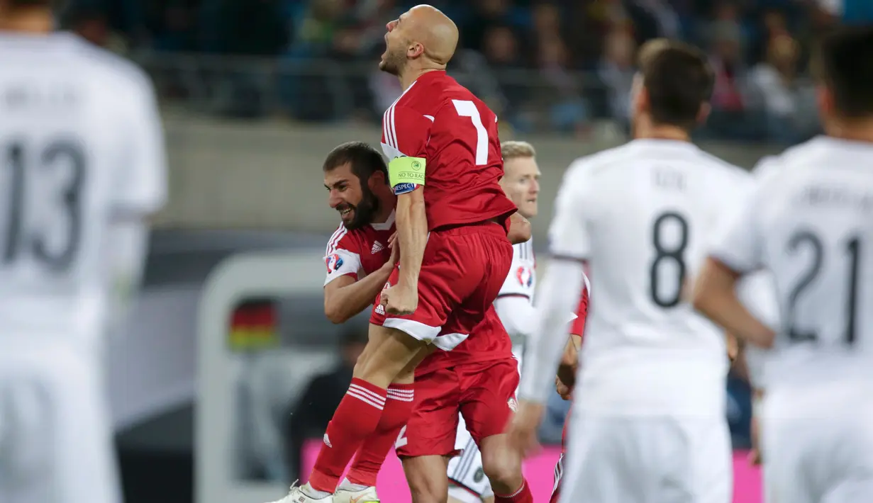 Gelandang Georgia Jaba Kankava berselebrasi dengan rekannya setelah mencetak gol ke gawang Jerman dan menjadi gol satu – satunya Georgia di di Leipzig, Jerman, Senin (12/10/2015).Jerman menang dengan skor 2-1.(REUTERS/Fabrizio Bensch)