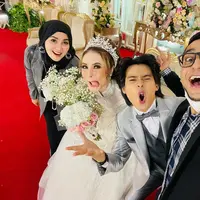 Bobby Maulana dan Kia Florita di Pernikahan Arnold Leonard dan Moniq Crasivaya (Foto: Instagram/@bobby_maulana)