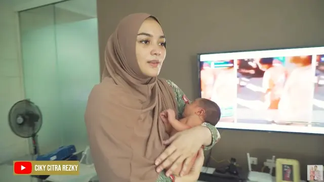 7 Momen Citra Kirana Mandikan Baby Athar Untuk Pertama Kali, Udah Ahli