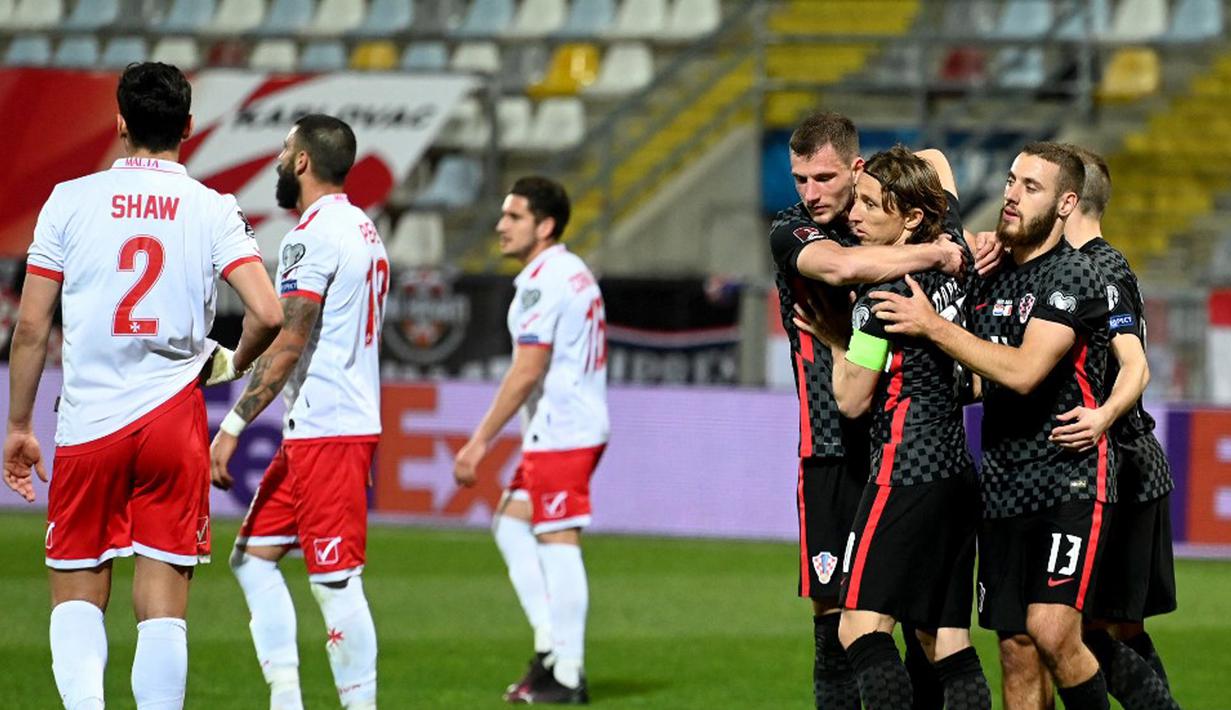 Para pemain Kroasia merayakannya gol mereka ke gawang Malta pada pertandingan Grup H kualifikasi Piala Dunia 2022 di Stadion Rujevica, Rijeka, Kroasia, Selasa (30/3/2021). (Denis LOVROVIC/AFP)