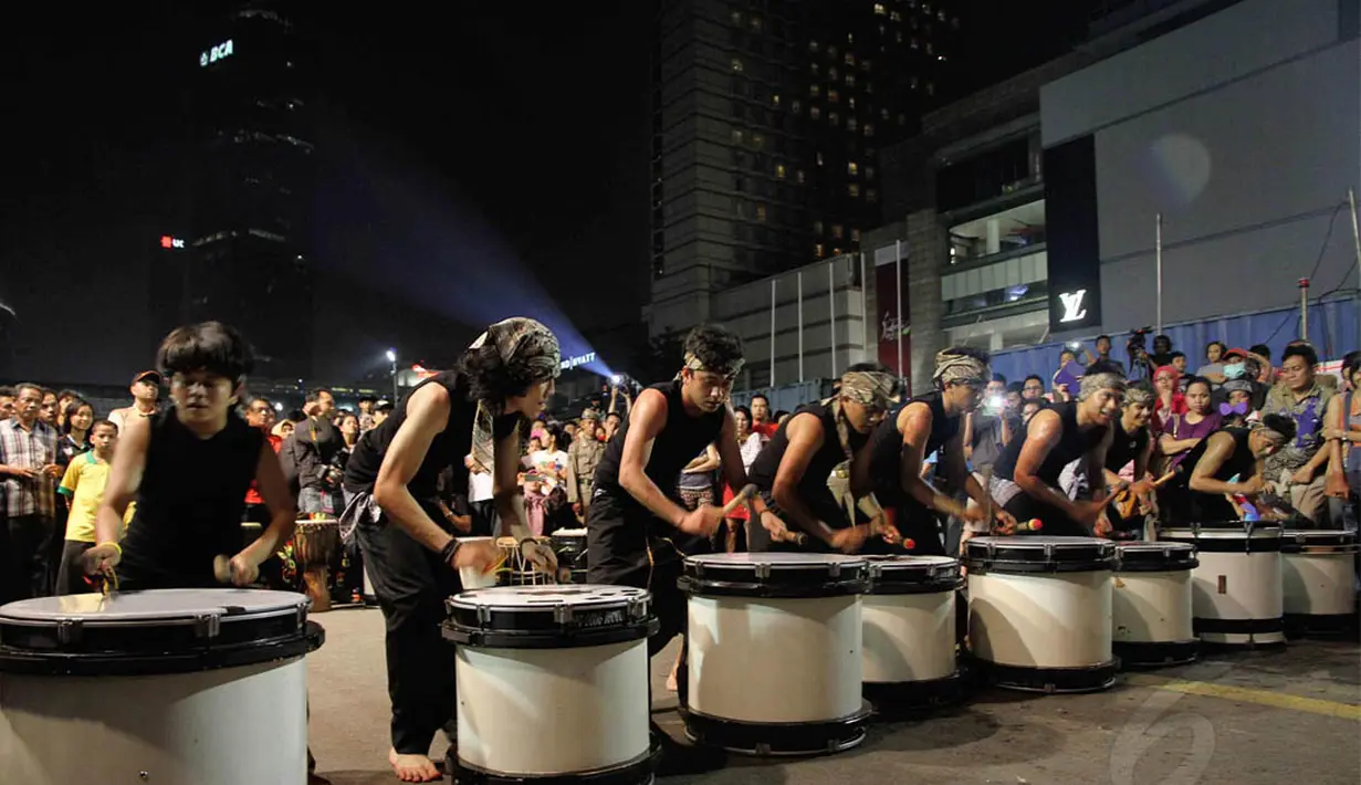 Atraksi perkusi menjadi salah satu bagian hiburan dalam malam Jakarta Night Festival yang digelar Sabtu (21/06/14) (Liputan6.com/Faizal Fanani)