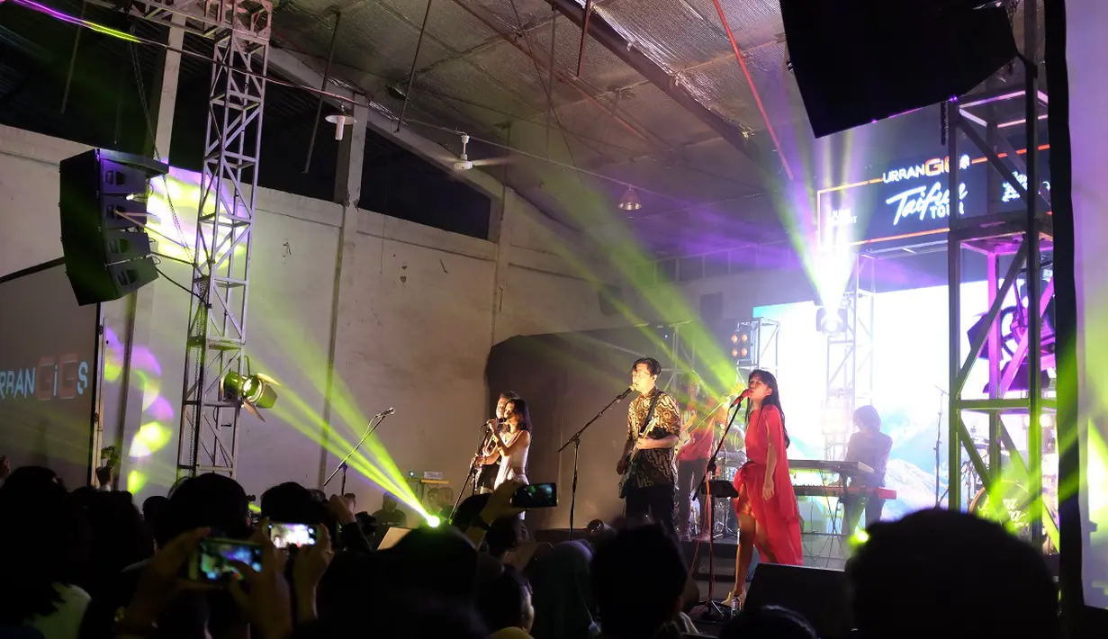 "Titik terakhir ini jelas menjadi panggung yang sangat emosional bagi kami. 5 Kota sebelumnya memberikan energi dan tanggung jawab yang begitu besar," ujar Iga Massardi dalam rilis yang diberikan kepada awak media. (Dreses Putranama/Bintang.com)