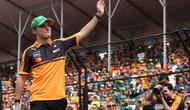 Pembalap McLaren, Oscar Piastri menyapa fans F1 GP Australia. (Martin KEEP / AFP)