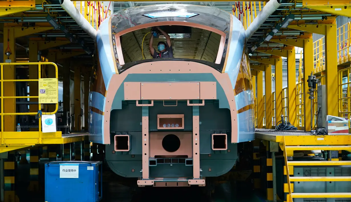 Teknisi bekerja di lini produksi kereta cepat CRRC Tangshan Co., Ltd. di Kota Tangshan, Provinsi Hebei, China, 16 Juli 2020. Kapasitas produksi perusahaan ini telah pulih dari efek COVID-19 berkat bantuan pemerintah lokal untuk memenuhi pesanan dari China maupun luar China. (Xinhua/Xing Guangli)