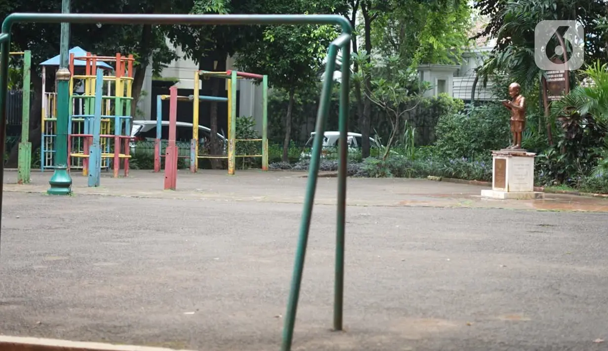 Suasana Ruang Publik Terpadu Ramah Anak (RPTRA) Amir Hamzah yang ditutup di kawasan Menteng, Jakarta, Selasa (21/4/2020). Pemerintah Provinsi (Pemprov) DKI Jakarta menutup RPTRA di masa penerapan Pembatasan Sosial Berskala Besar (PSBB). (Liputan6.com/Immanuel Antonius)