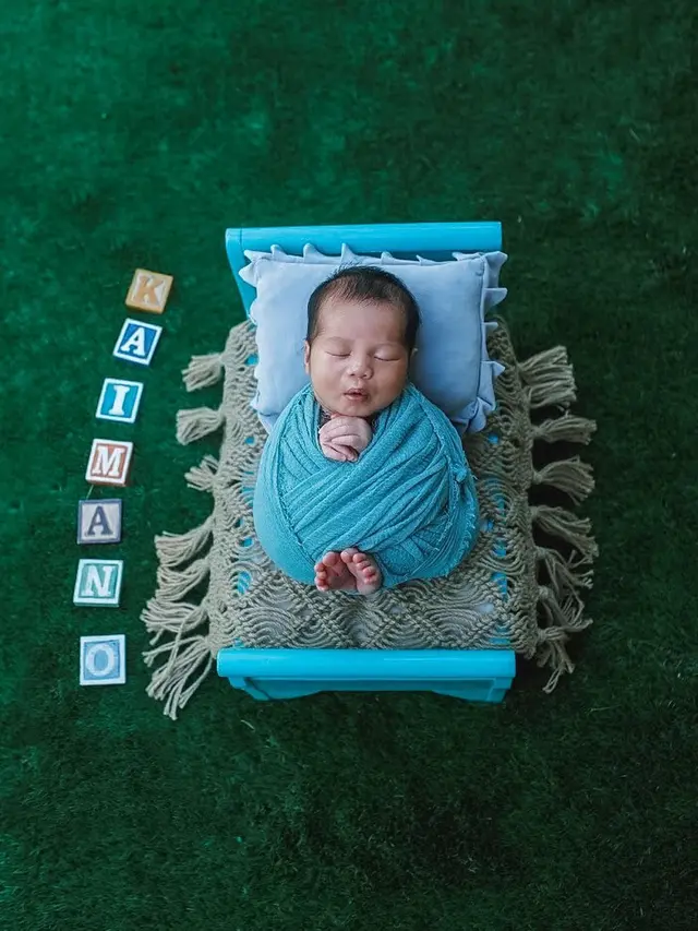5 Gaya Pemotretan Baby Born Anak Westny Dj, Menggemaskan