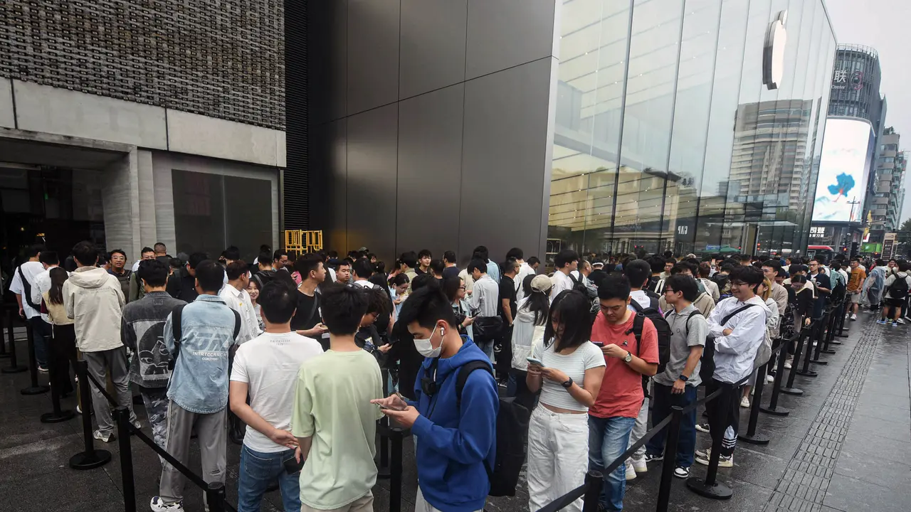 Antrean Warga China untuk Mendapakan IPhone15