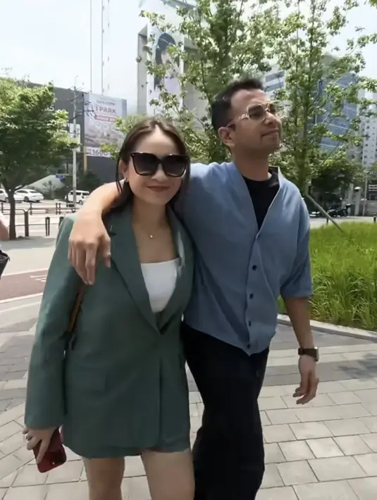 Nagita Slavina mengenakan blazer hijau dengan inner putihnya, dipadukan short pants dan sneakers. @raffinagita1717