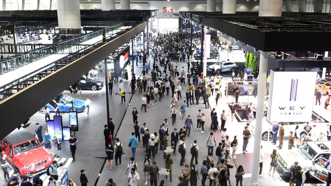 Orang-orang mengunjungi Pameran Mobil Internasional Guangzhou ke-18 di China Import and Export Fair Complex di Guangzhou, Provinsi Guangdong, China selatan (20/11/2020). Pameran yang berlangsung selama 10 hari itu dibuka pada Jumat (20/11). (Xinhua/Lu Hanxin)