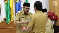 Menteri Dalam Negeri (Mendagri) Tjahjo Kumolo menyerahkan surat penugasan Pelaksana Tugas (Plt) Gubernur Aceh kepada Wakil Gubernur, Nova Iriansyah di Kemendagri Jakarta, Senin (9/7). (Liputan6.com/Herman Zakharia)