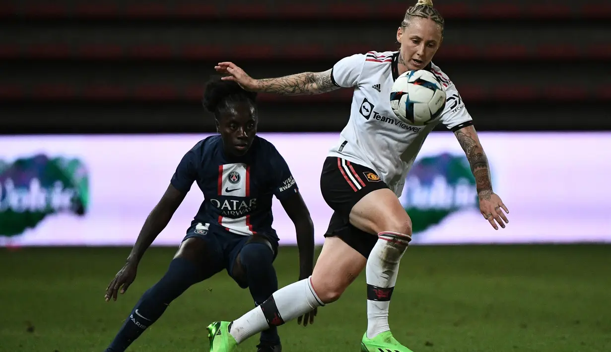 Pemain MU, Leah Galton (kanan) mengontrol bola dibayangi pemain PSG dalam pertandingan semi final Women's French Cup 2022. (AFP/Valentine Chapuis)