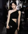 Dahyun tampil mengenakan dress hitam cut out one shoulder. (@dahhyunnee)
