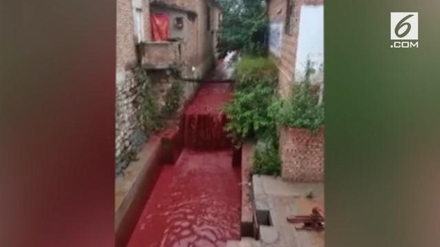 Warna air sebuah sungai di China mendadak berubah warna menjadi merah. Diduga ini terjadi karena kebocoran limbah tambang.