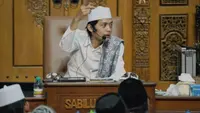 Gus Iqdam ketika menjelaskan keutamaan malam Nisfu Sya'ban dalam pengajiannya. (Foto: SS YT Gus Iqdam Official)