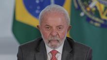 Presiden Brasil, Luiz Inacio Lula da Silva, memberi isyarat saat menandatangani undang-undang yang melarang pengujian kosmetik pada hewan, di Istana Planalto di Brasilia pada 30 Juni 2025. (Sergio Lima/AFP)