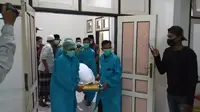 Jasad korban keluar dari kamar jenazah di RSUD H Dr Moh Anwar, Kabupaten Sumenep (Liputan6.com/Mohamad Fahrulr).