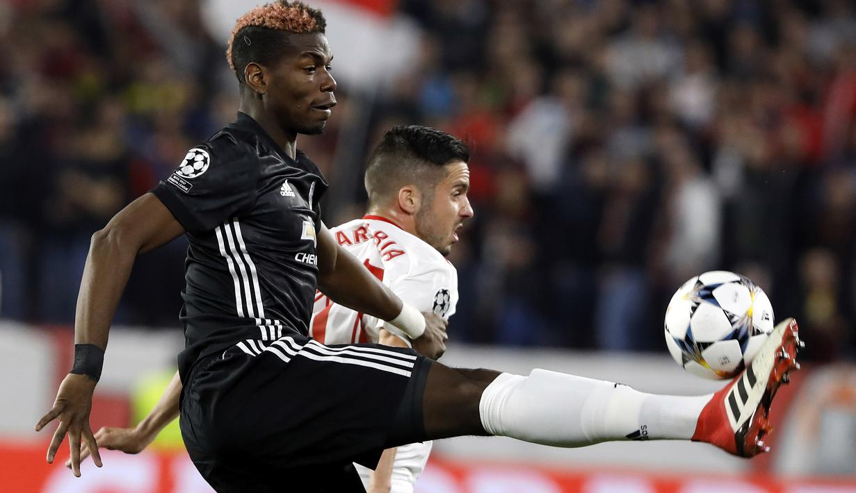 Aksi Paul Pogba mengecoh pemain Sevilla, Pablo Sarabia (kanan) pada laga 16 besar Liga Champions di Ramon Sanchez Pizjuan stadium, Seville, (21/2/2018). Babak pertama berakhir imbang 0-0. (AP/Miguel Morenatti)