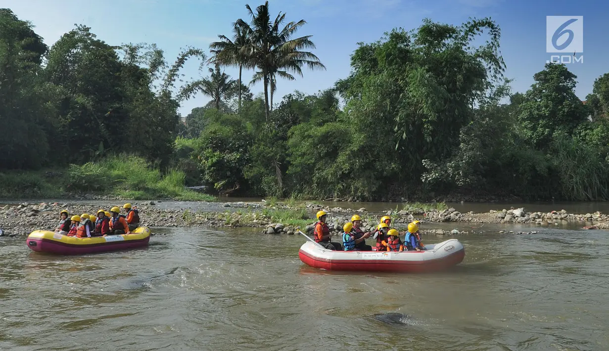 Murid TPQ Kelopak Kalisari Jakarta saat wisata rafting khusus anak di kawasan Bendungan Katulampa, Bogor, selasa (20/11). Dengan membayar Rp 20 ribu, rafting ini menjadi salah alternatif pengenalan lingkungan alam sejak dini. (Merdeka.com/Arie Basuki)