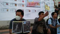 Aksi itu digelar untuk mendukung KPK agar mengusut tuntas semua pihak yang terlibat korupsi pengadaan E-KTP. (Liputan6.com/Eka Hakim).