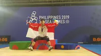 Lifter muda Indonesia, Rahmat Abdullah, berhasil meraih medali emas dalam debutnya di SEA Games 2019. (Bola.com/Zulfirdaus Harahap)