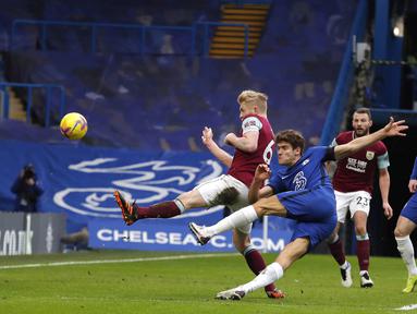 Tendangan keras bek Marcos Alonso (kanan) yang sukses memanfaatkan umpan Pulisic menjadikan Chelsea menang dua gol tanpa balas. (Foto: AP/Pool/Andrew Couldridge)