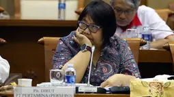 Plt Dirut PT Pertamina Yenni Andayani menjelaskan bahwa penurunan pendapatan perseroan selama periode 2014-2016 masih terbilang positif saat RDP dengan Komisi VII DPR di Kompleks Parlemen, Senayan, Jakarta, Kamis (9/2). (Liputan6.COM/Johan Tallo)