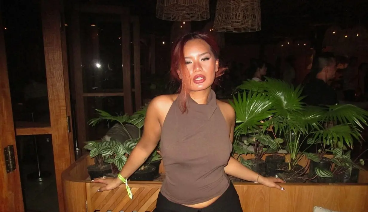 Kali ini, Zahwa terlihat stunning dengan halter top coklat dan mini skirt warna hitamnya. @zahwamassaid].