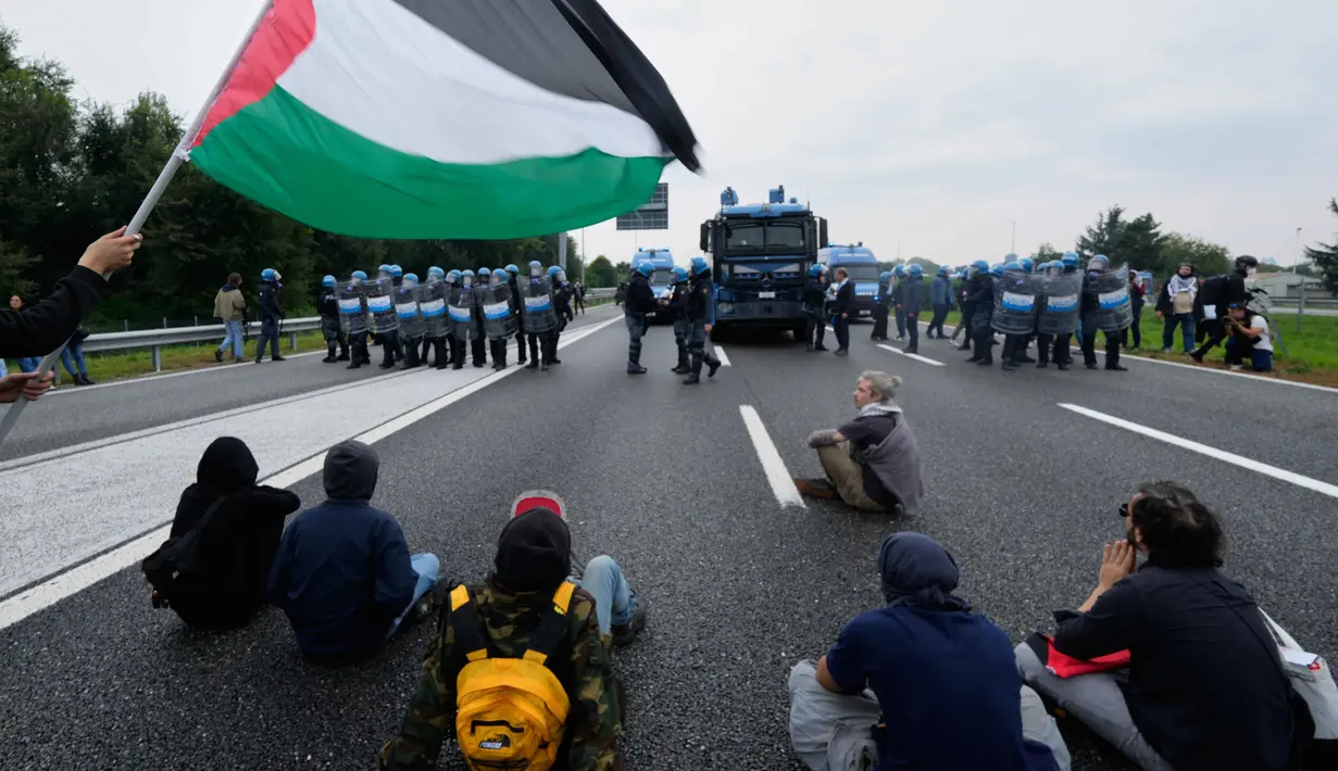 Lebih dari 2 juta orang di seluruh Italia turun ke jalan di lebih dari 100 kota pada Jumat (3/10/2025) untuk mengikuti aksi mogok umum satu hari sebagai bentuk dukungan bagi penduduk Gaza dan misi bantuan kemanusiaan. (AP Photo/Luca Bruno)