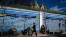 Pasukan kehormatan Ukraina berdiri di depan Tugu Peringatan bagi mereka yang Gugur untuk Ukraina di Kyiv pada tanggal 20 Februari 2023. Presiden AS Joe Biden menjanjikan peningkatan pengiriman senjata untuk Ukraina selama kunjungan mendadak ke Kyiv pada 20 Februari 2023, di mana ia juga menjanjikan komitmen Washington dalam membela integritas teritorial Ukraina. (Dimitar DILKOFF/AFP)