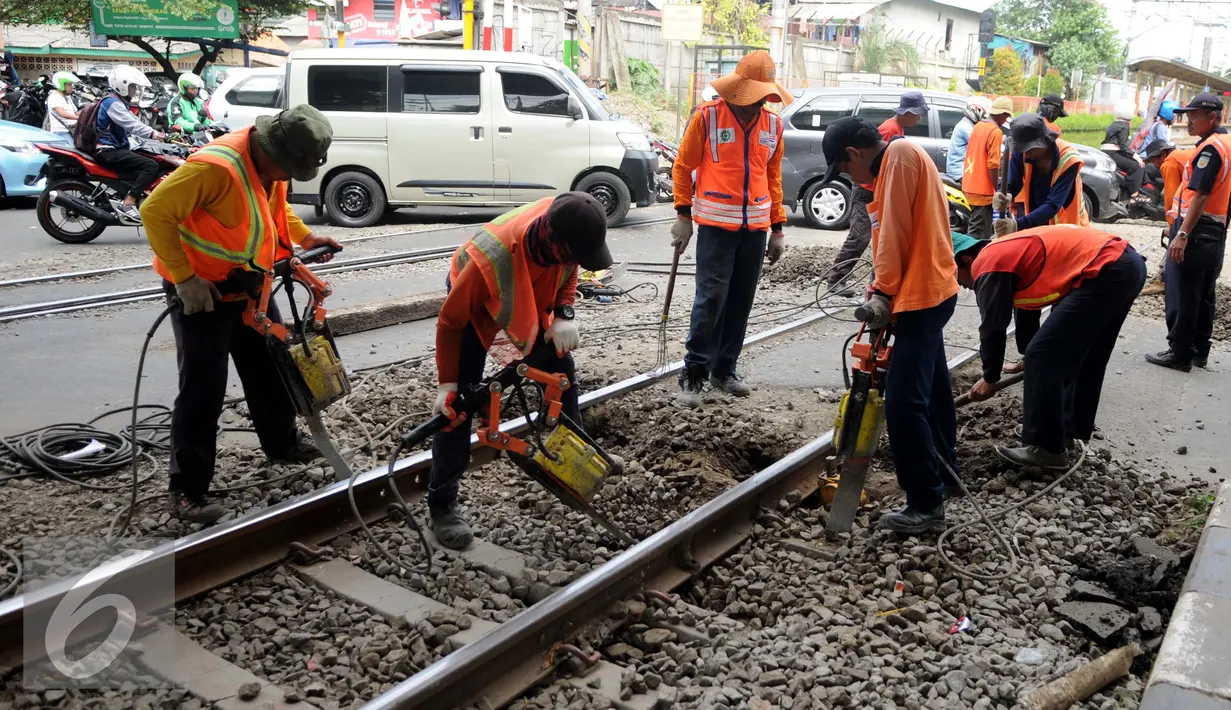 Pekerja membongkar aspal untuk mengganti bantalan rel kereta api di kawasan Stasiun Karet, Jakarta, Rabu (28/12). Selain itu perawatan dan pengecekan rutin rel kereta api ini juga untuk mencegah amblesnya bantalan rel. (Liputan6.com/Gempur M. Surya)
