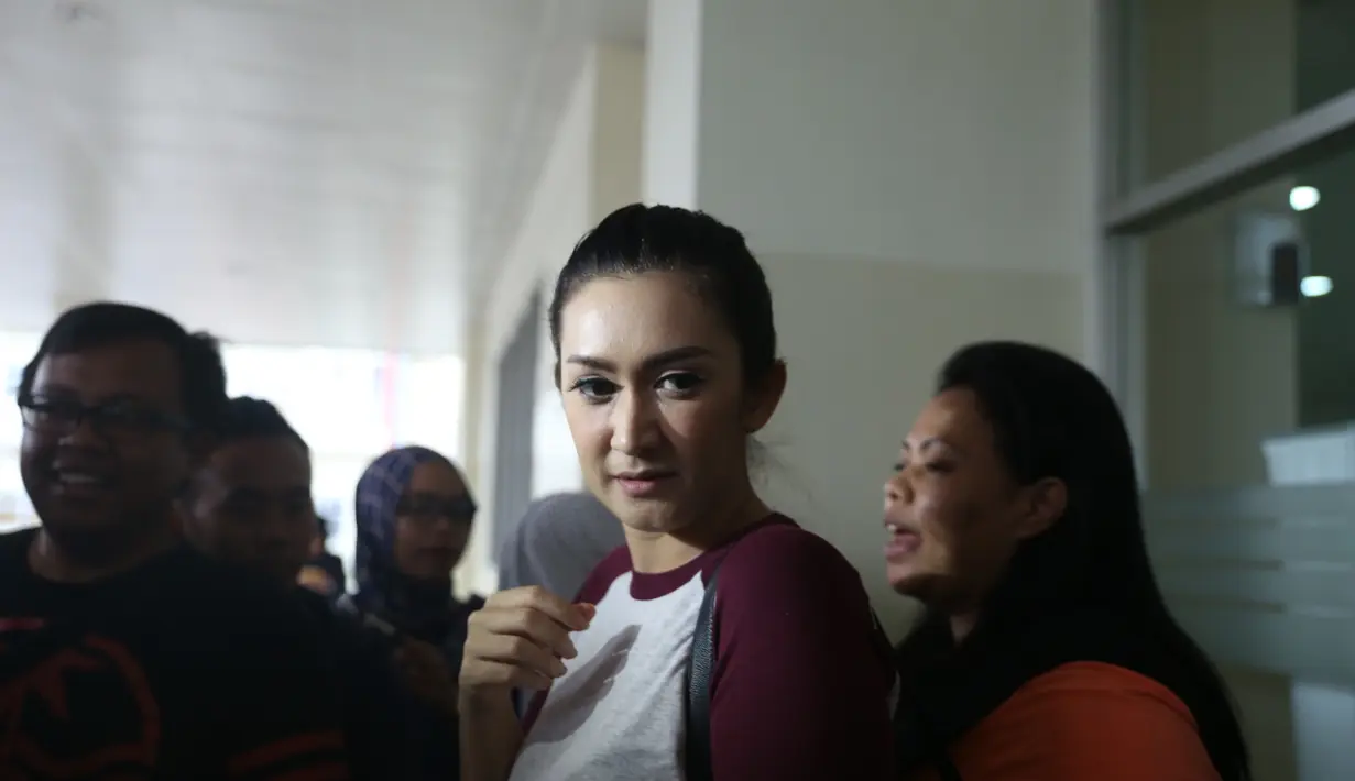 Nafa Urbach, menjadi salah satu sahabat Julia Perez yang datang juga untuk menjenguk. Mengaku mengenal Jupe sejak lama, Nafa pun menceritakan kenangannya saat pertamakali bertemu dengan pelantun belah duren itu. (Nurwahyunan/Bintang.com)