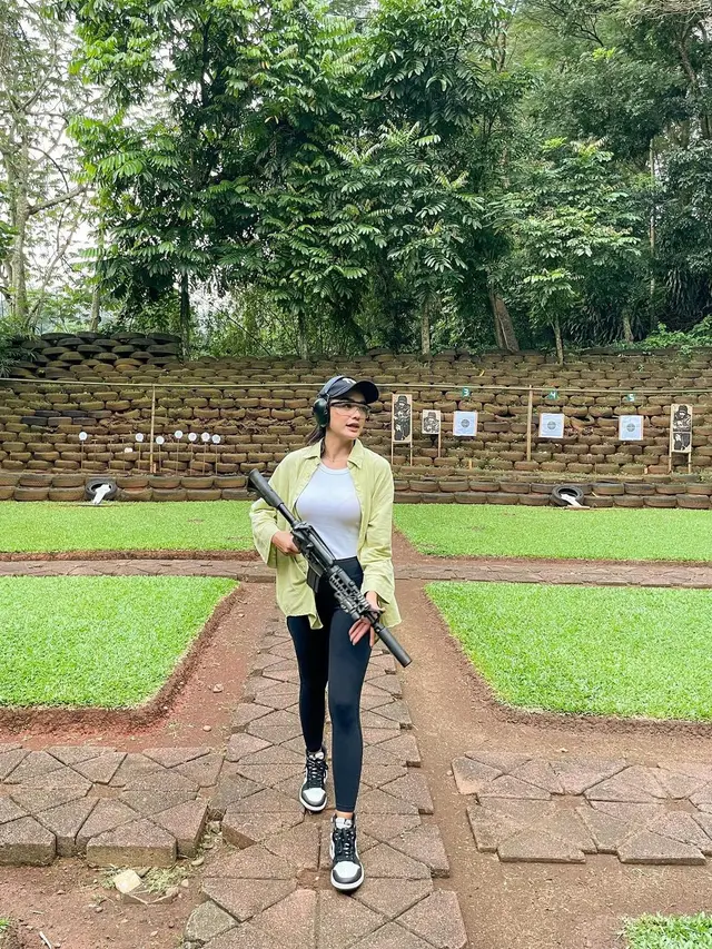 Tampil Keren, Ini 7 Potret Andi Annisa Latihan Menembak yang Mencuri Perhatian
