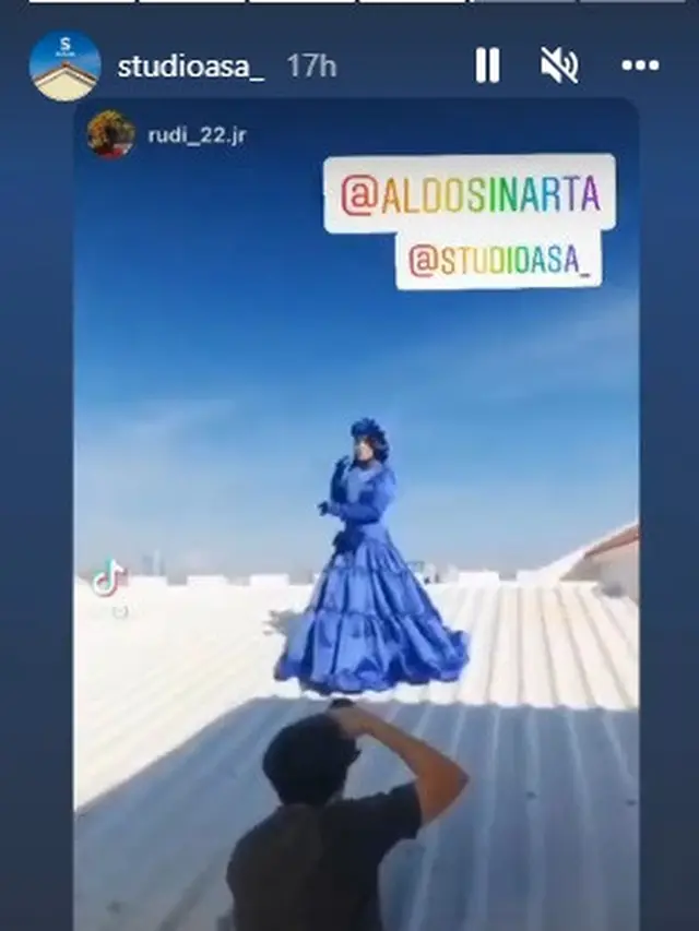 Selfi Yamma alias Selfi LIDA tampil glamor saat pemotretan di atas atap bangunan (Foto: Instagram/@rudi_22.jr/@studioasa_)