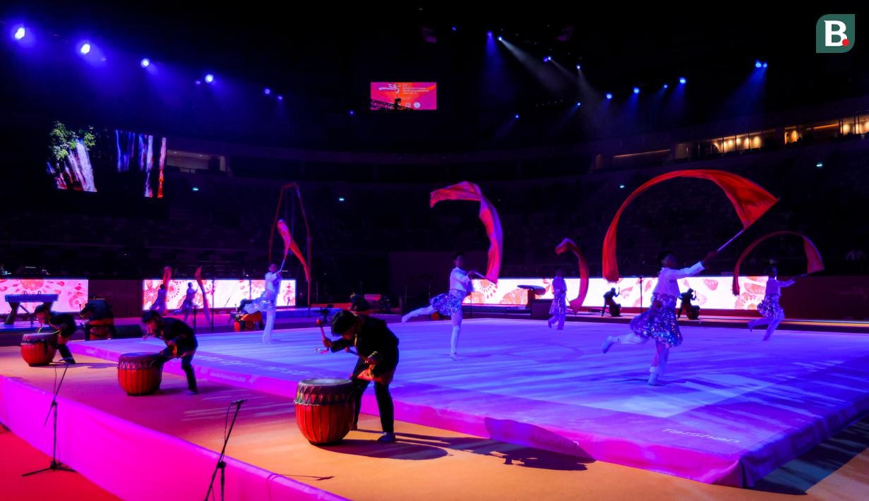 Penampilan sejumlah penari saat upacara pembukaan Kejuaraan Dunia Gimnastik 2025 yang berlangsung di Indonesia Arena, Senayan, Jakarta, Minggu (19/10/2025). (Bola.com.Bagaskara Lazuardi)