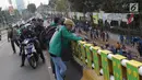 Warga berkerumun menyaksikan aksi unjuk rasa yang dilakukan mahasiswa dari berbagai perguruan tinggi di sekitar Jembatan Layang Gerbang Pemuda, Jakarta, Selasa (1/10/2019). Mahasiswa dari berbagai perguruan tinggi kembali berunjuk rasa menolak beberapa RUU. (Liputan6.com/Helmi Fithriansyah)