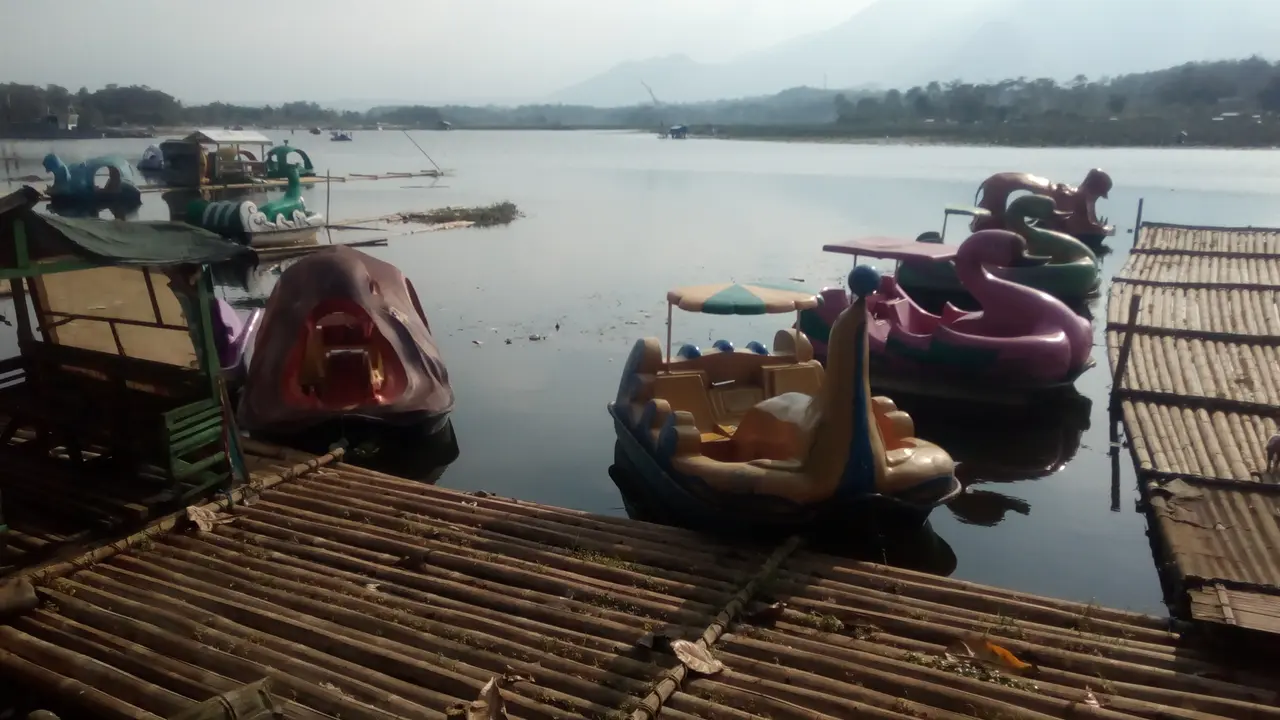 Deretan rakit dan arena fasilitas mainan air, siap memanjakan pengunjung yang datang di situ Bagendit, Garut, Jawa Barat