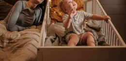 Tidur sekamar dengan bayi tetap memungkinkan orang tua dekat dan mudah merespons kebutuhan bayi tanpa harus berbagi tempat tidur. (Foto/Dok: Pexels)