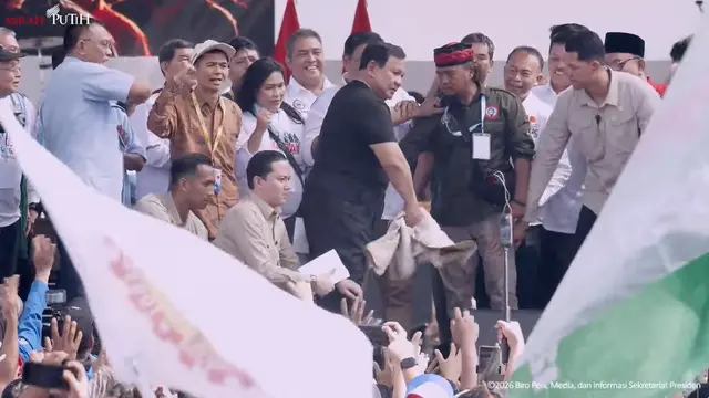 Momen Presiden Prabowo Subianto melepas baju usai pidato Hari Buruh atau May Day 2026 di Monas, Jumat (1/5/2026).